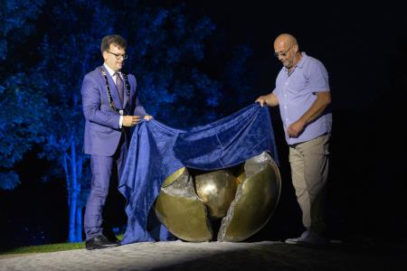 Krogla z jedrom na sotočju